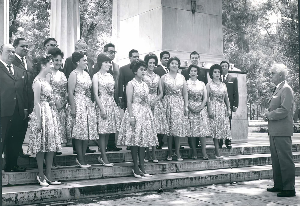 Coro de Madrigalistas en el Hemiciclo a Jurez